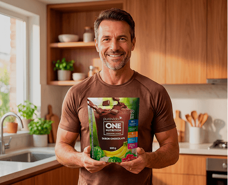 Homem com ONE Nutrition Chocolate