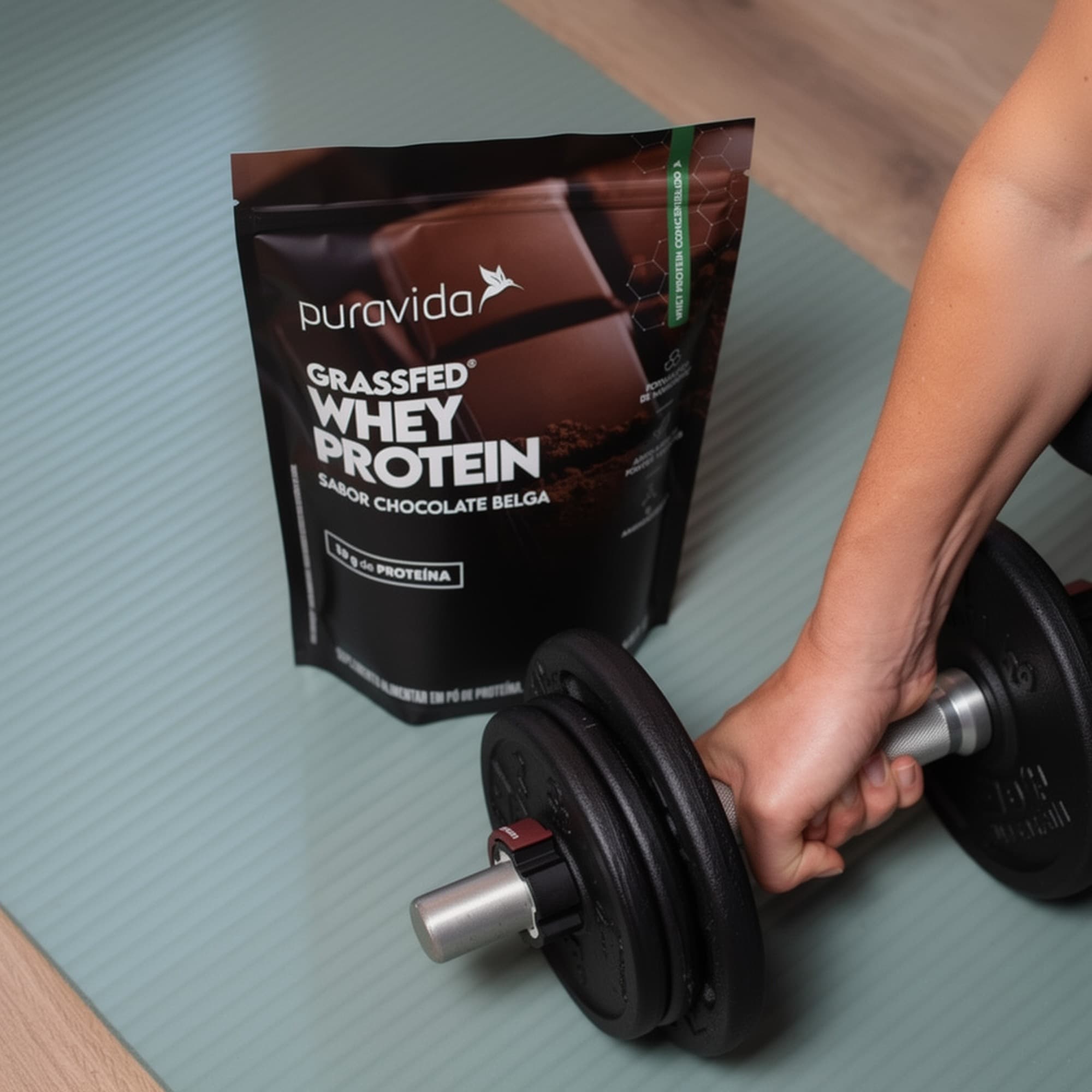Treino com halteres e pouch Whey Grassfed