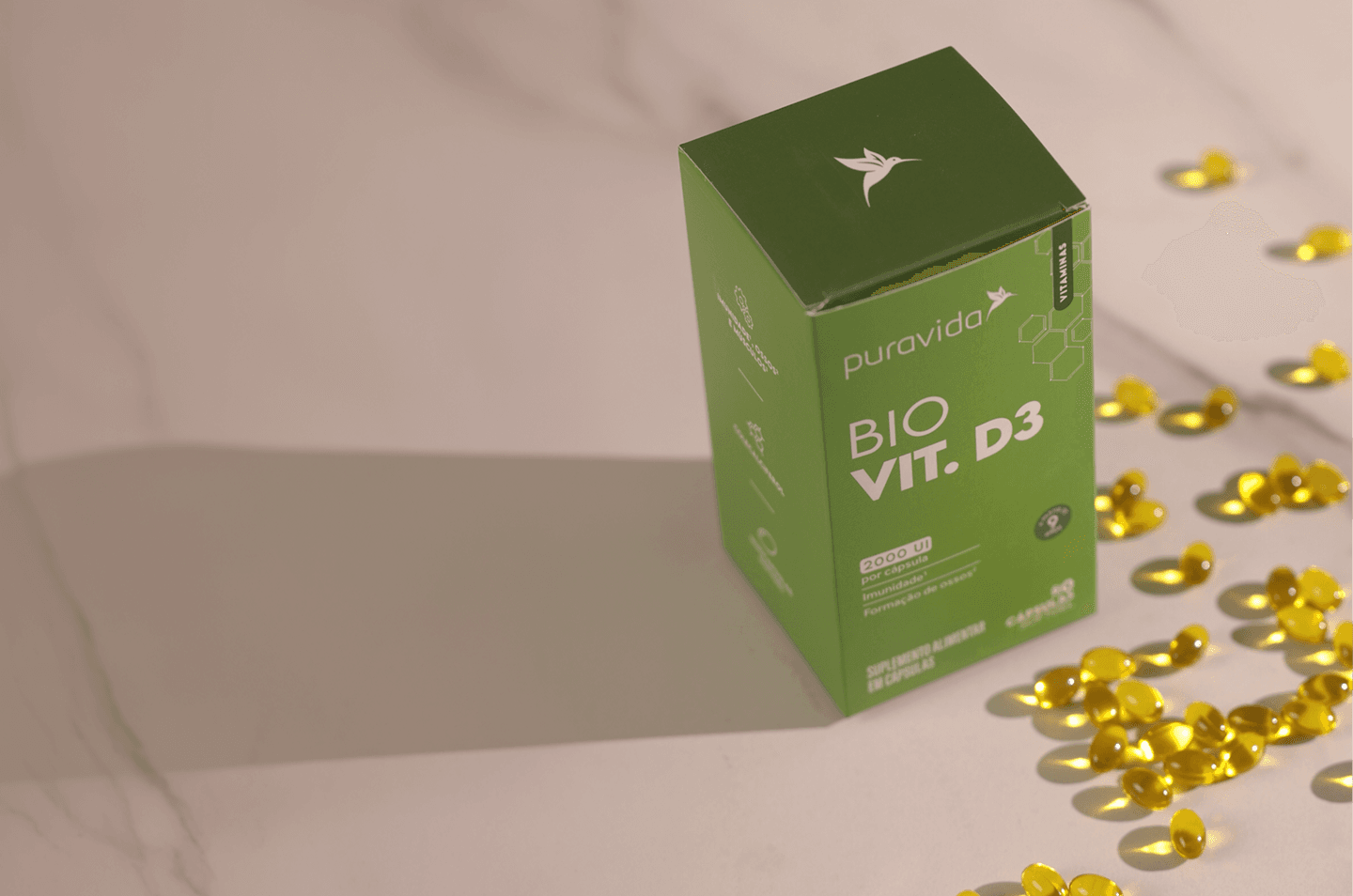 Caixa e pote de Bio Vit. D3 com folhagens sobre fundo verde