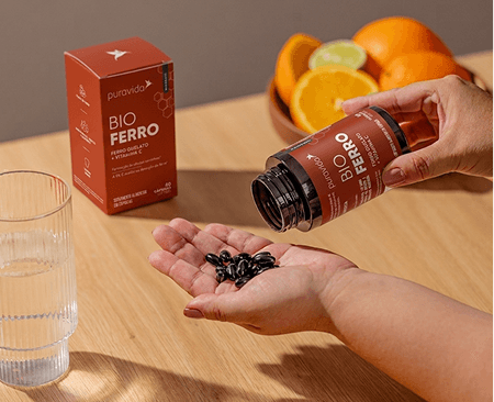 Frasco de Bio Ferro com cápsulas e laranjas