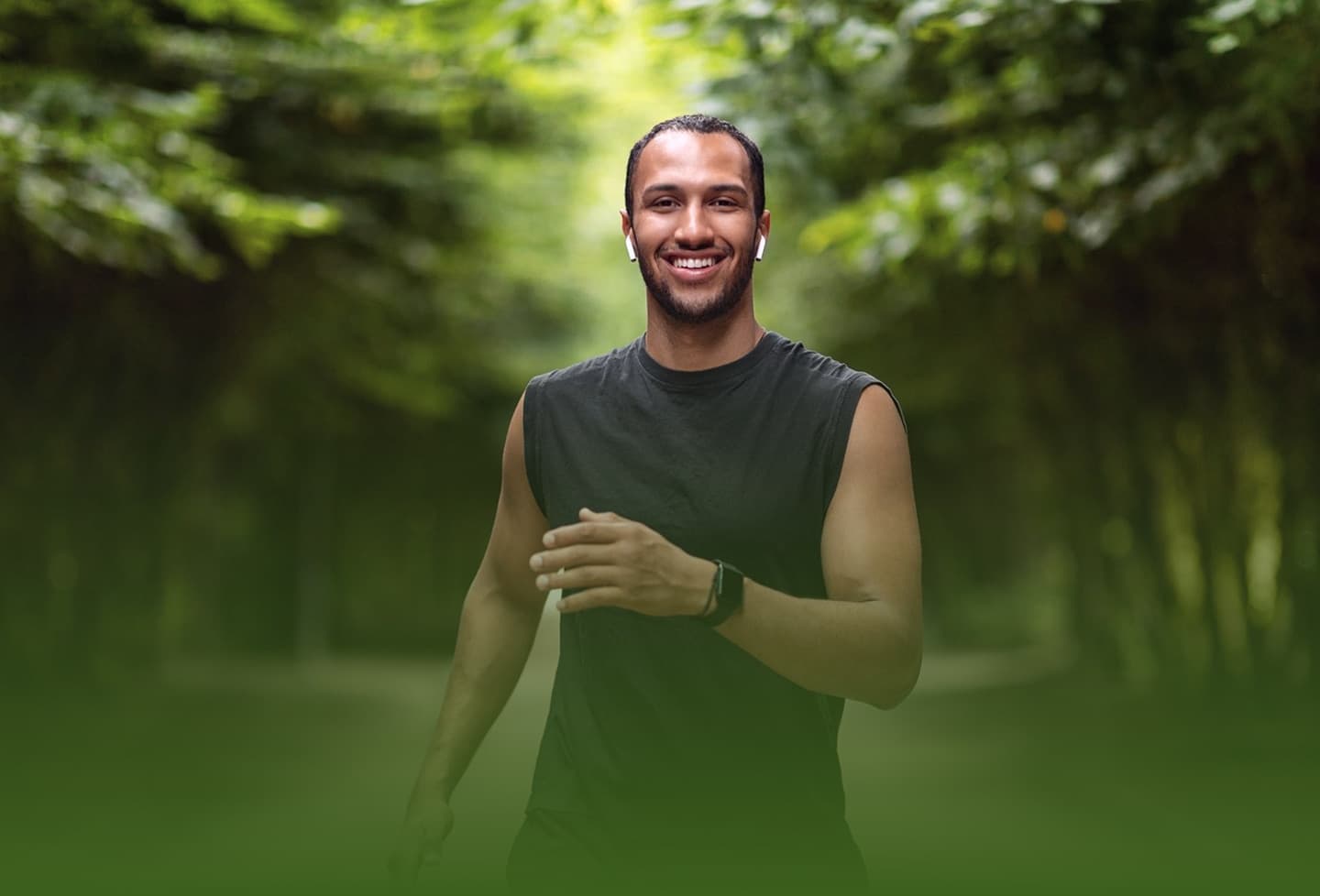 Homem sorrindo em trilha na floresta