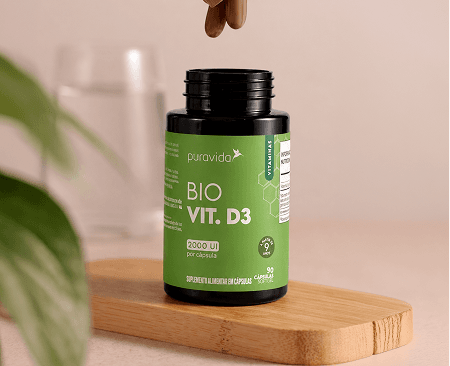 Caixa e pote de Bio Vit. D3 sobre a bancada