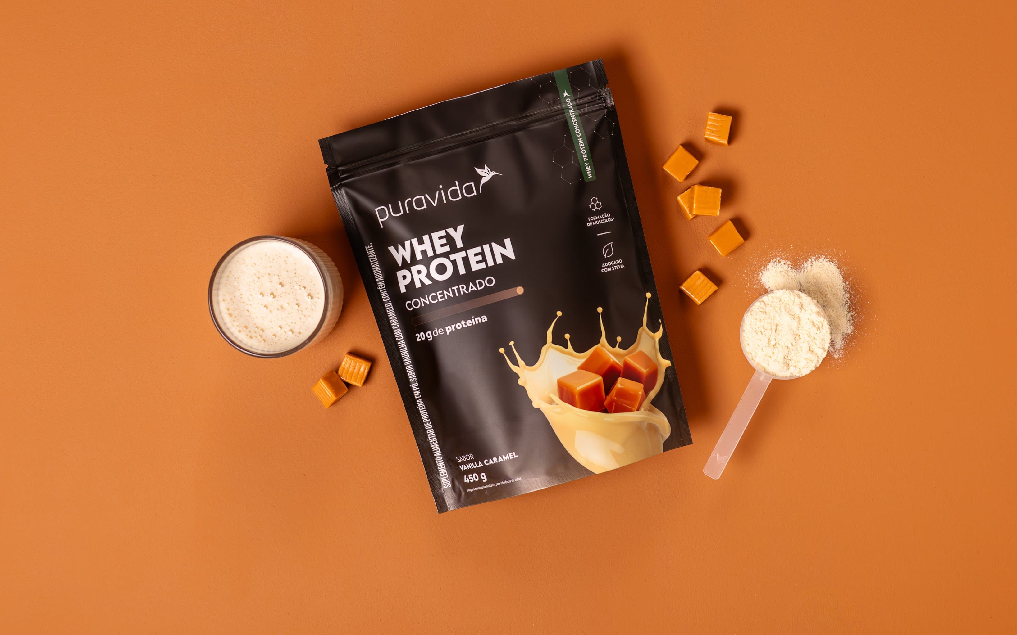 Whey Protein Concentrado sabor Vanilla Caramel Pouch de Whey Protein Concentrado sabor Vanilla Caramel com caramelos e scoop
