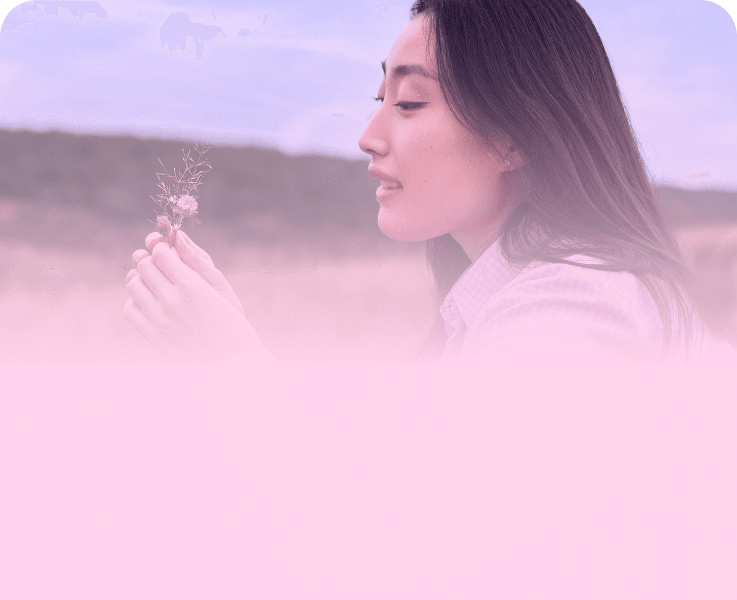 Mulher com flores em um campo Mulher com flores em um campo